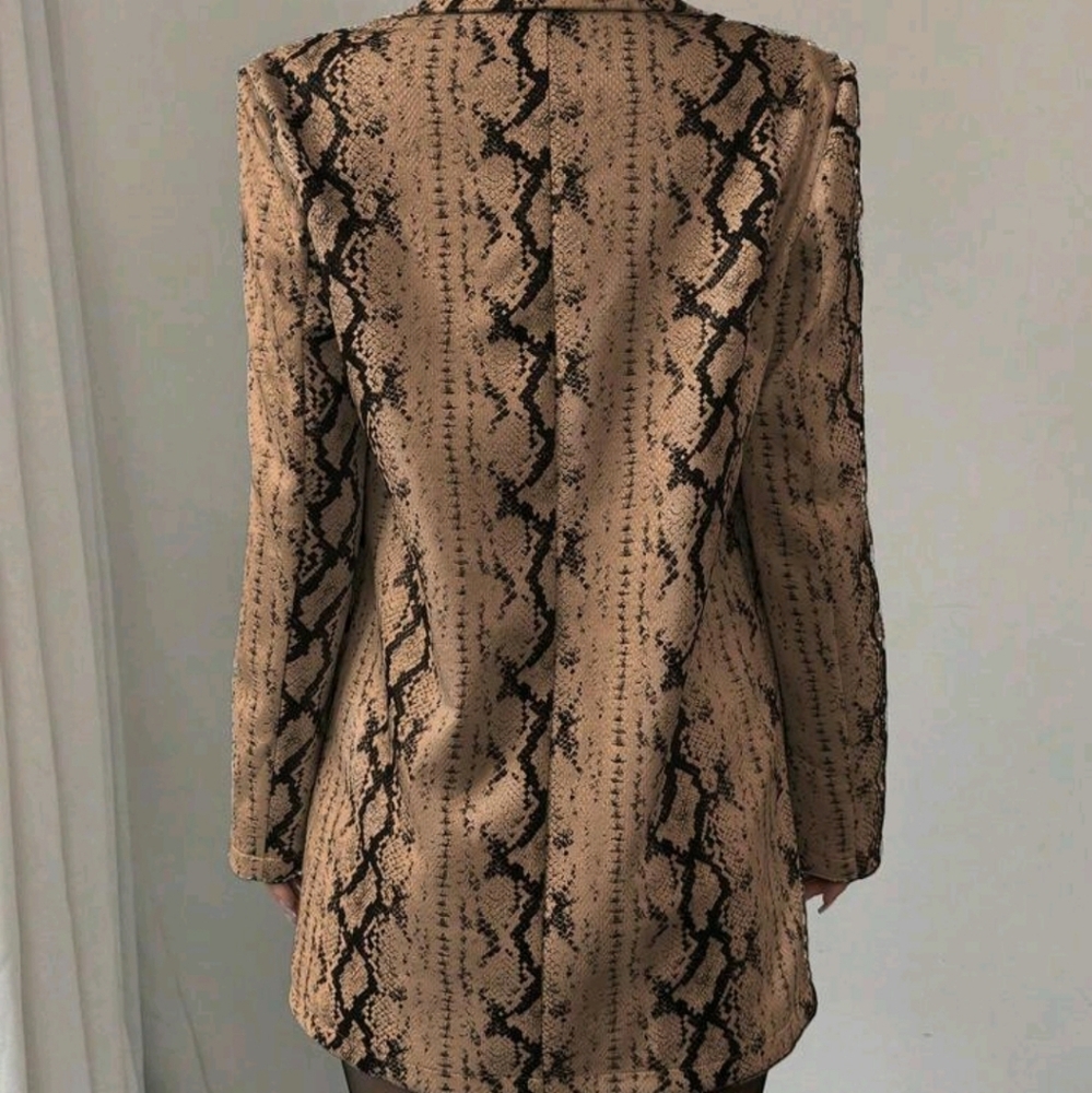 Women's Fashion Snake Skin Print Suit Jacket And Shorts Set - Picture 2 of 6